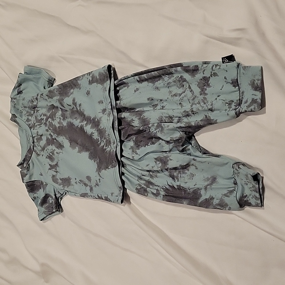 Never used tie dye baby size 3-6 month thin,  buttery soft set.